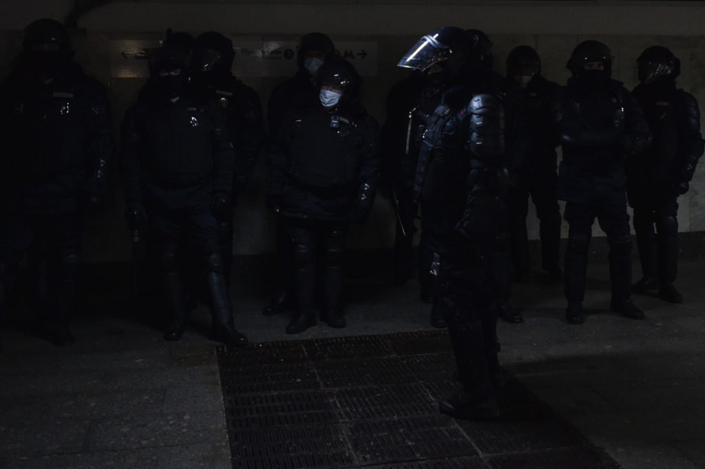 Полицейское оцепление в подземном переходе после решения суда по Алексею Навальному