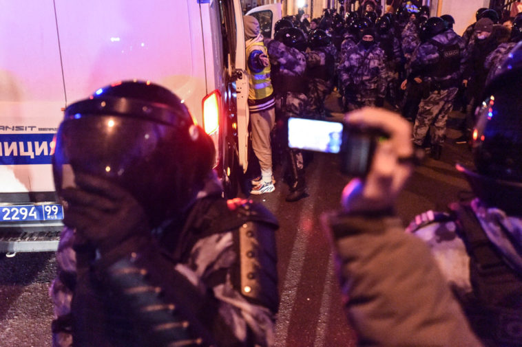 Полицейские обыскивают человека в жилете «пресса» в Дмитровском переулке ночью второго февраля. Фото: Юрий Белят / «МБХ медиа»