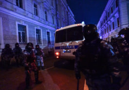 Полиция в Дмитровском переулке в Москве. Фото: Юрий Белят / «МБХ медиа»