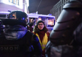 Корреспондент «Открытых медиа» Дмитрий Никитин во время задержания. Фото: Юрий Белят / «МБХ медиа»