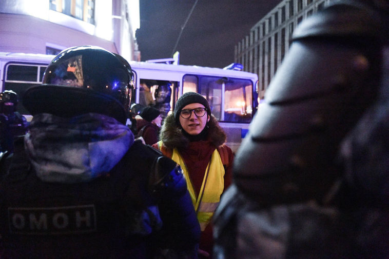 Корреспондент «Открытых медиа» Дмитрий Никитин во время задержания. Фото: Юрий Белят / «МБХ медиа»