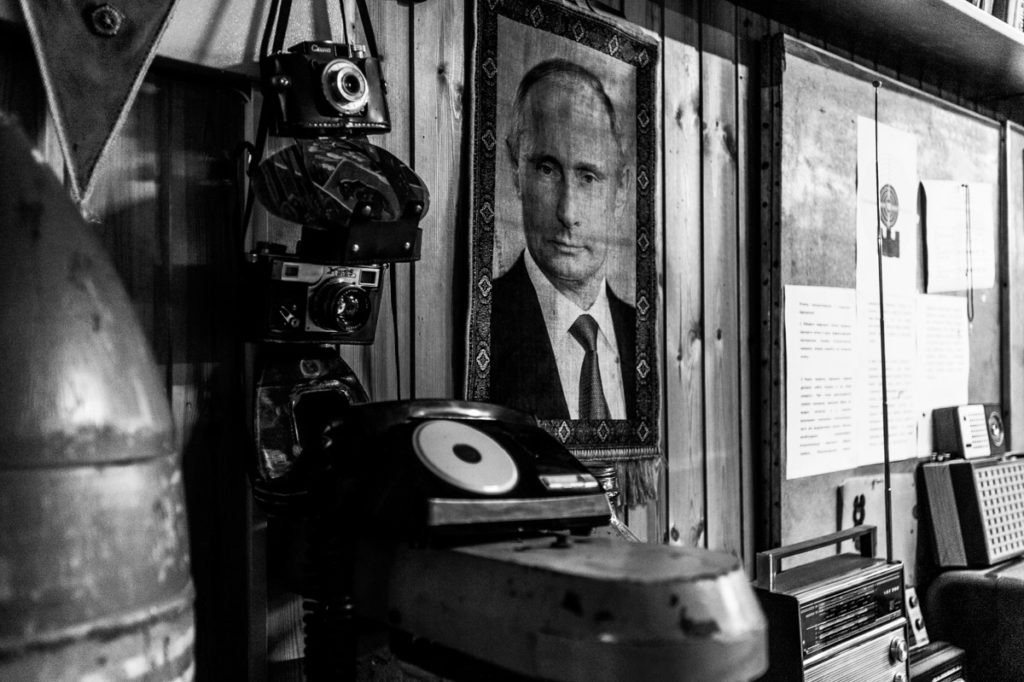 Портрет Владимира Путина в клубе «Феникс». Фото: Юрий Белят / «МБХ медиа»