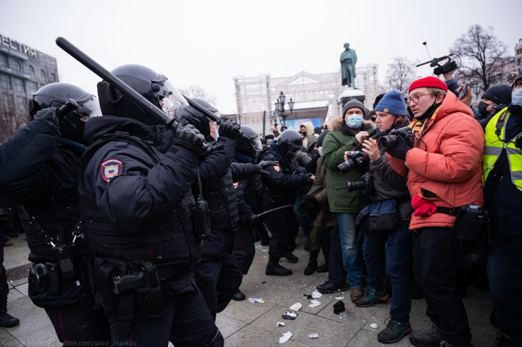 Полиция замахивается дубинками на журналистов ов время митинга 23 января в Москве