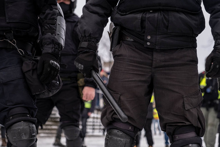 В Москве на Арбате задержали несколько участников одиночных пикетов