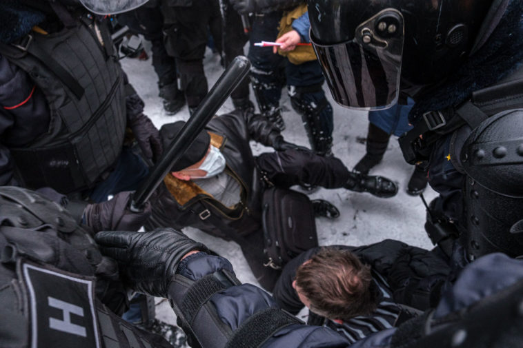 Задержание протестующего в Санкт-Петербурге. Фото: Валерия Савинова / «МБХ медиа»