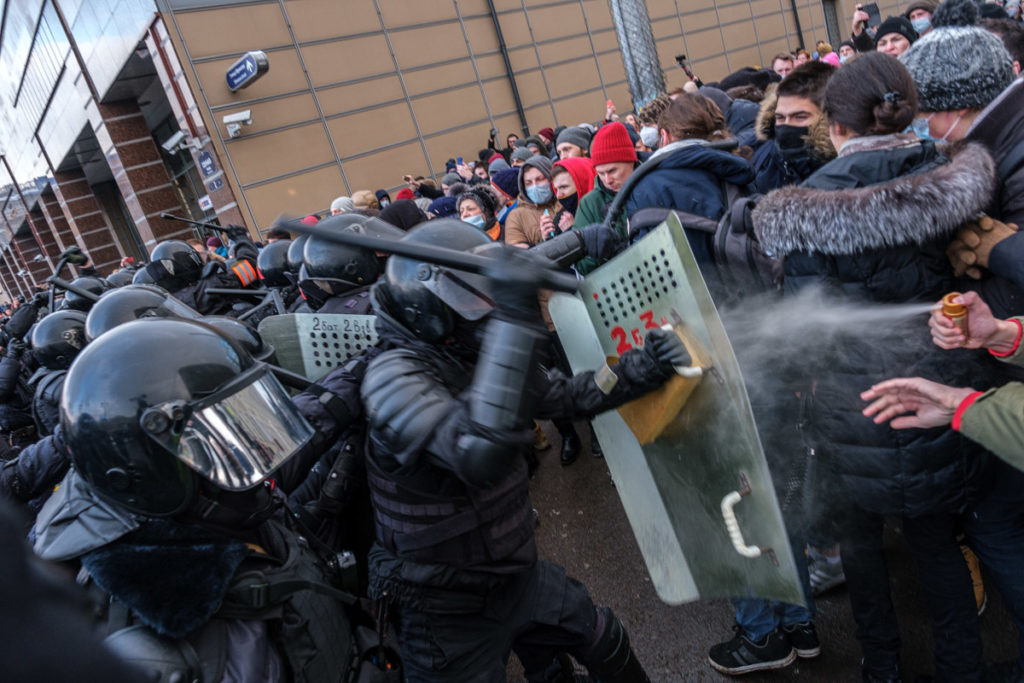 Один из участников акции в поддержку Навального распыляет перцовый баллончик. Санкт-Петербург, 31 января