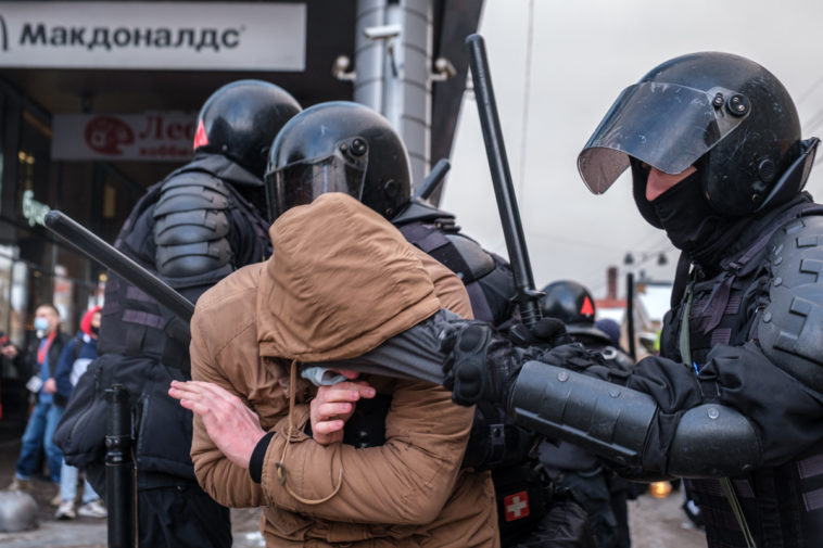 Задержание участника митинга 31 января в Петербурге
