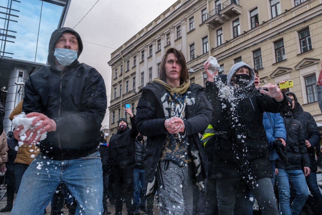 Участники акции в поддержку Навального кидают снежки в сторону полиции. Санкт-Петербург, 31 января