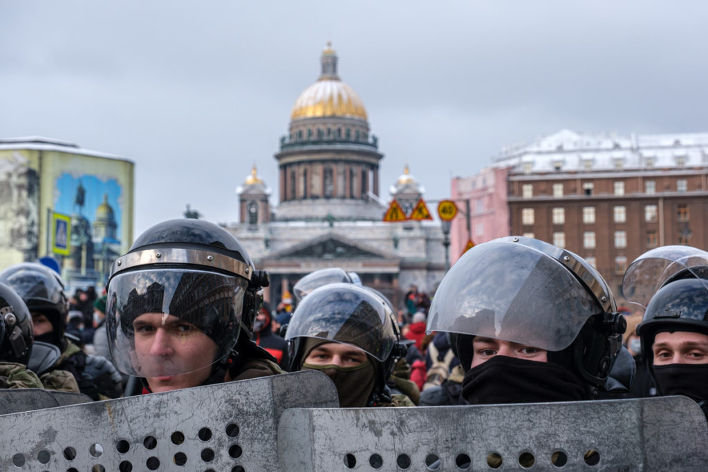 Полиция на площади перед зданием Законодательного Собрания в Санкт-Петербурге во время акции в поддержку Алексея Навального, 31 января