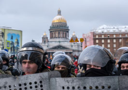 Полиция на площади перед зданием Законодательного Собрания в Санкт-Петербурге во время акции в поддержку Алексея Навального, 31 января