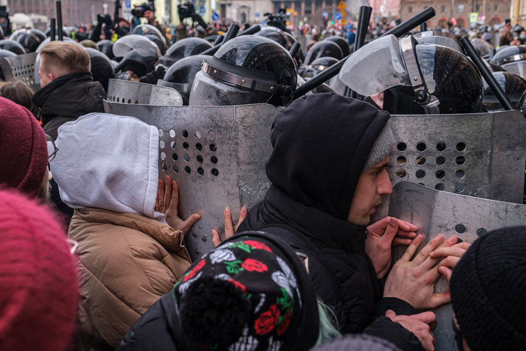 Участников акции оттесняют на переулок Антоненко во время акции в поддержку Навального 31 января