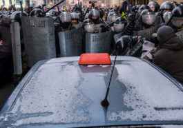 Полиция оттесняет участников акции в переулок Антоненко во время акции в поддержку Навального в Санкт-Петербурге 31 января