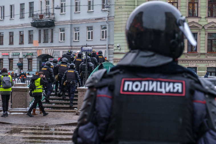 Полиция на митинге в Санкт-Петрбурге. Фото: Валерия Савинова / «МБХ медиа»