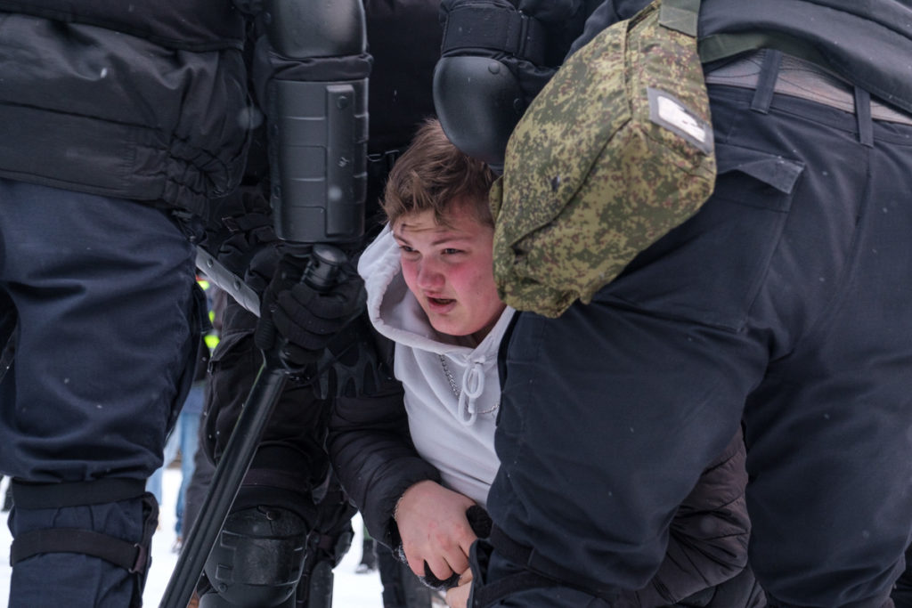Задержание участника акции на площади перед Театром юных зрителей в Санкт-Петербурге во время акции в поддержку Навального 31 января