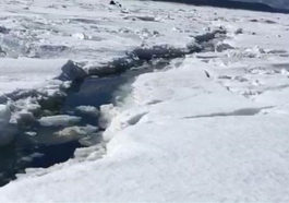 Более 20 рыбаков на Сахалине застряли на льдине из-за трещины