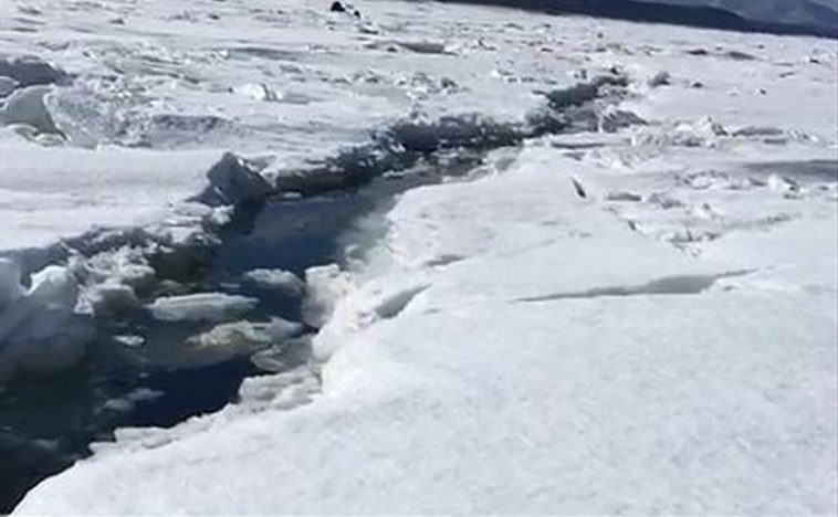 Более 20 рыбаков на Сахалине застряли на льдине из-за трещины