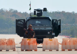 Вооруженные военные блокируют дорогу к парламенту Мьянмы