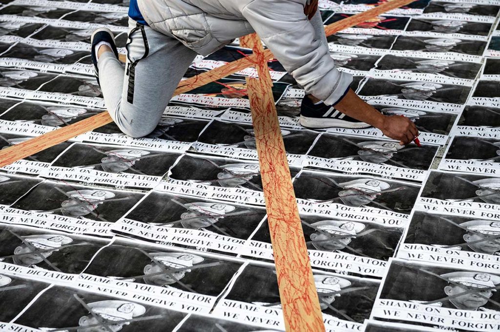 Акция протеста граждан Мьянмы, живущих в Токио, против военного переворота. Перечеркнутые фотографии генерала Мин Ауна Хлайна, инициировавшего переворот