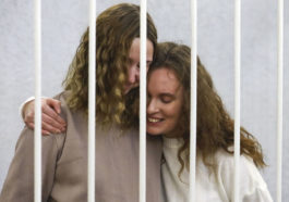 Журналистки польского телеканала "Белсат" Дарья Чульцова и Екатерина Бахвалова (слева направо) в зале суда Фрунзенского района