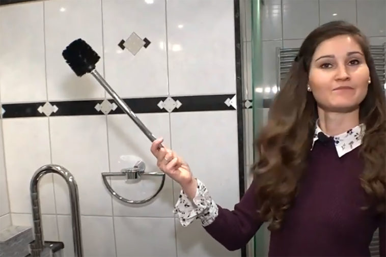 Журналистка ВГТРК Анастасия Попова демонстрирует туалетный ершик в доме, где жил Алексей Навальный