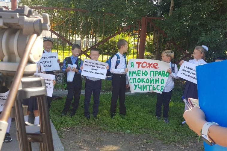 Ученики школы №21 в Южно-Сахалинске в пикете