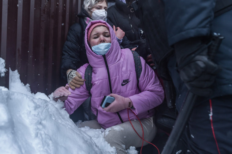 Протестующие прижаты к забору полицией около СИЗО «Матросская Тишина». Фото: Юрий Белят / «МБХ медиа»
