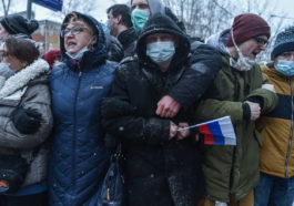 Участники митинга 31 января встают в сцепку неподалеку от СИЗО «Матросская тишина»; Фото: Юрий Белят / «МБХ медиа»