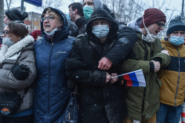 Участники митинга 31 января встают в сцепку неподалеку от СИЗО «Матросская тишина»; Фото: Юрий Белят / «МБХ медиа»