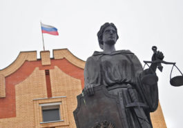 Скульптура богини правосудия Фемиды на площади у здания суда