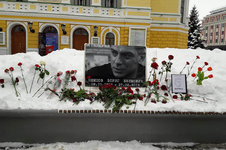 Волонтеры 24 февраля восстановят уничтоженный мемориал на месте убийства Немцова