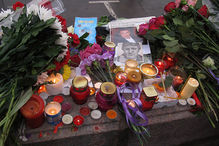 Цветы и свечи на месте убийства Бориса Немцова