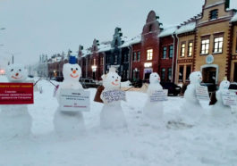 Снеговики с плакатами