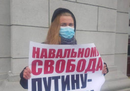 В Новосибирске активистку задержали за пикет с плакатом "Навальному свобода"