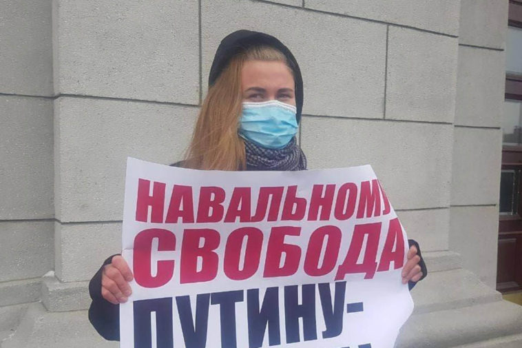 В Новосибирске активистку задержали за пикет с плакатом "Навальному свобода"