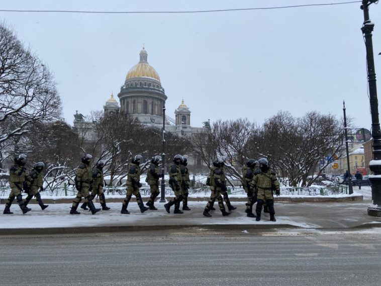Полиция перекрыла центр Петербурга. В городе проходят массовые обыски у активистов