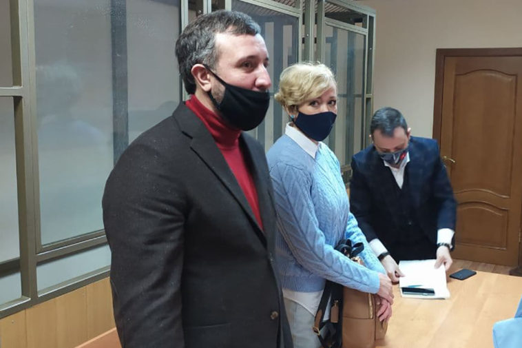 Анастасия Шевченко с адвокатами в суде