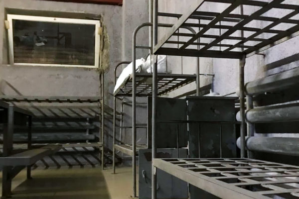 Тюремный тиндер и телефоны без симки. Истории задержанных из спецприемника в Сахарове
