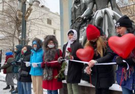 В Москве сотни активисток выстроились в «цепь солидарности» в поддержку политзаключенных