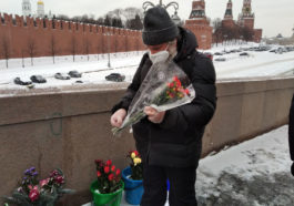 Волонтеры на месте убийства Бориса Немцова накануне уничтожения мемориала. Фото: Дмитрий Ребров / «МБХ медиа»