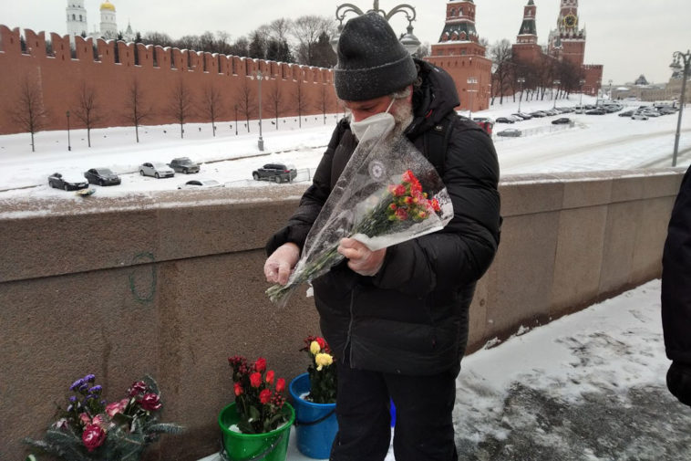 Волонтеры на месте убийства Бориса Немцова накануне уничтожения мемориала. Фото: Дмитрий Ребров / «МБХ медиа»