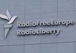 Логотип «Радио Свободная Европа/Радио Свобода» на здании офиса компании