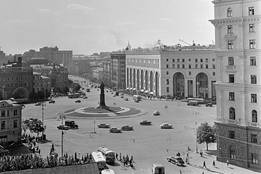 Памятник Дзержинскому на площади Дзержинского (сейчас Лубянская площадь) в Москве