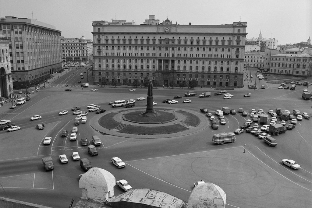 Памятник Феликсу Дзержинскому  на Лубянской площади
