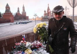Возложение цветов на место убийства Бориса Немцова в феврале 2020 года