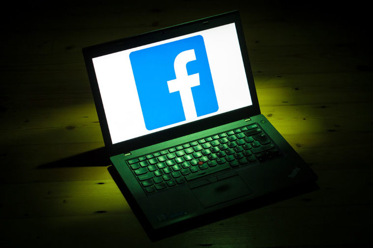 логотип Facebook на экране компьютера