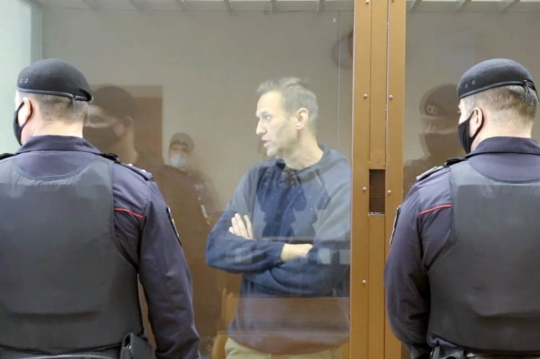 Алексей Навальный в суде по «ветеранскому делу» ведет себя очень вызывающе. Чем ему это грозит?