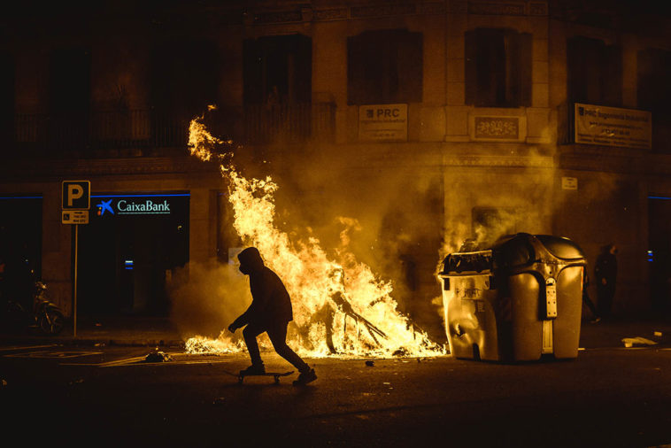 Горящие баррикады из мусора в Барселоне во время массовых беспорядков после задержания рэпера Пабло Хаселя