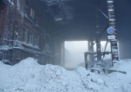 На территории Норильской обогатительной фабрики, где произошло обрушение галереи дробильного цеха