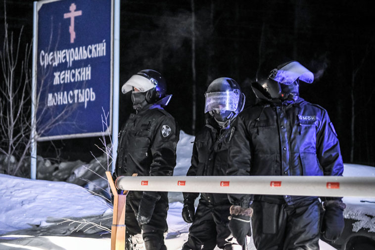 Полицейское оцепление вокруг Среднеуральского монастыря