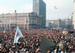 Во время митинга в центре Москвы, организованного Блоком демократических сил, 4 февраля 1990 года